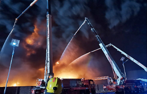 XCMG's dozens of high-rise jet fire trucks rescue the fire in Nandagang Industrial Park, Cangzhou, Hebei Province