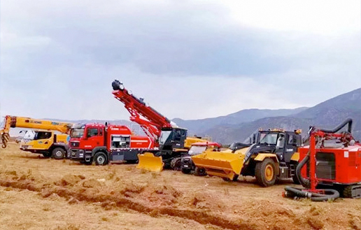 XCMG participated in practical exercises such as aerial joint rescue and firefighting, "island" rescue, and handling of dangerous situations in barrier lakes.